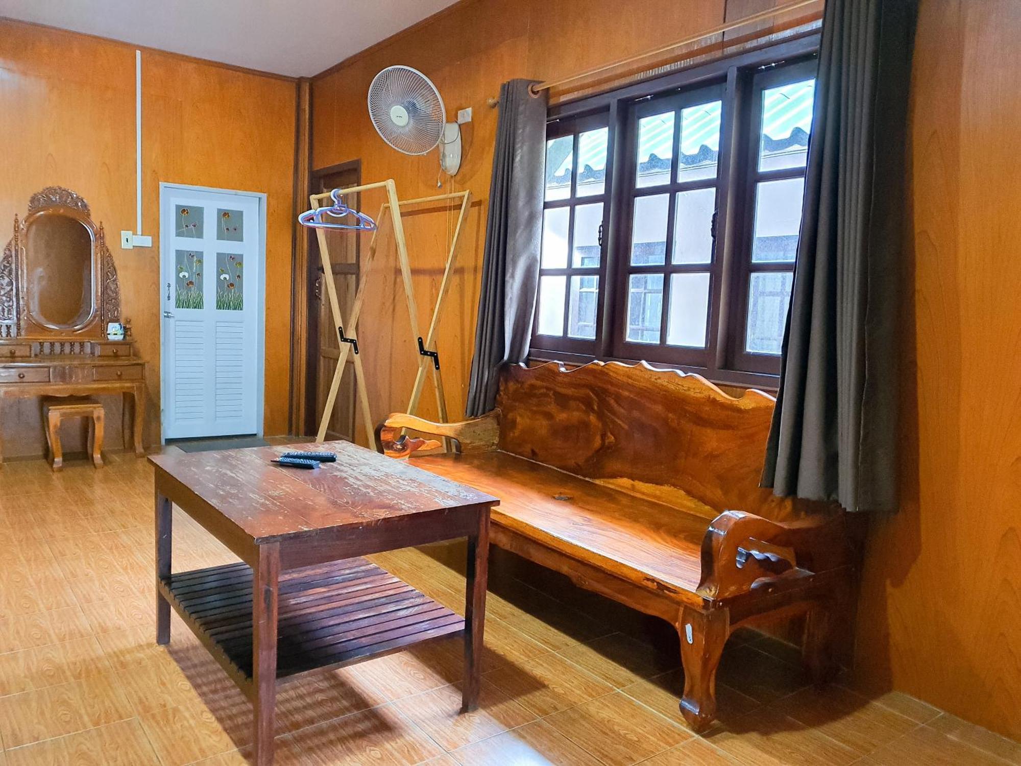 Benjaporn Bungalow Ko Si Chang Room photo