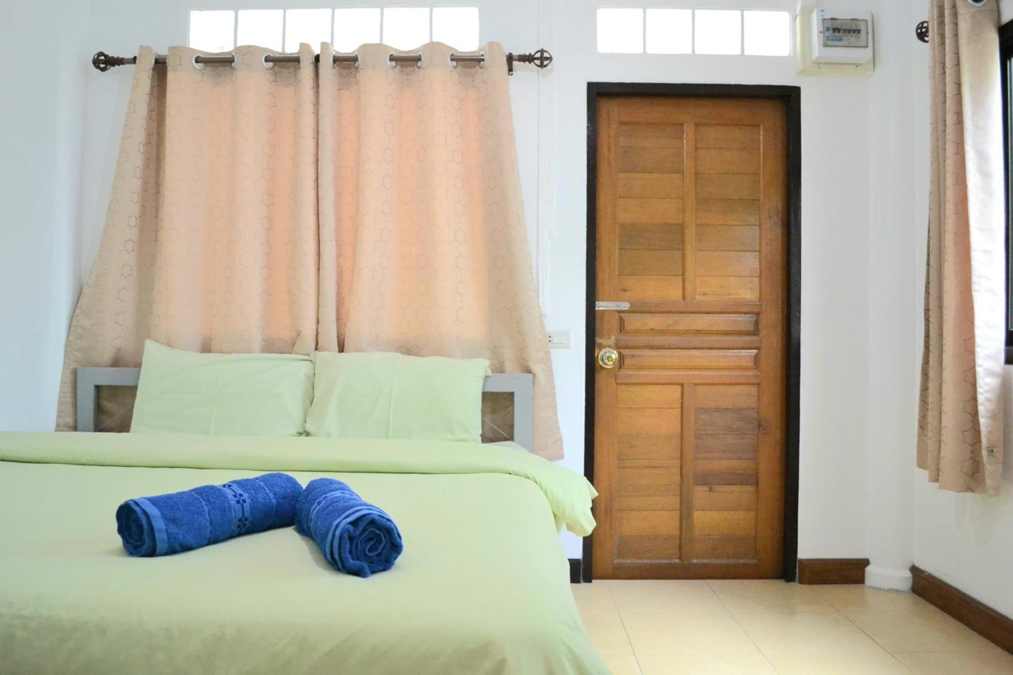 Benjaporn Bungalow Ko Si Chang Room photo