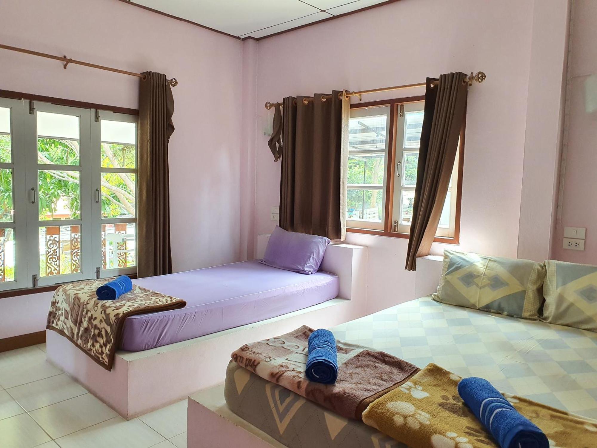 Benjaporn Bungalow Ko Si Chang Room photo